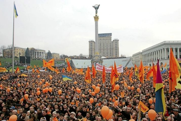 Photo de la &ldquo;Révolution Orange&rdquo; en Ukraine en 2004.